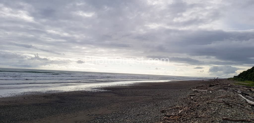 Dominical beach photo